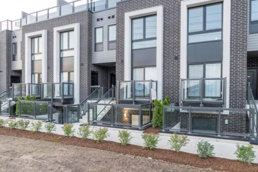 Exquisite, Bright & Modern Condo - Free Parking