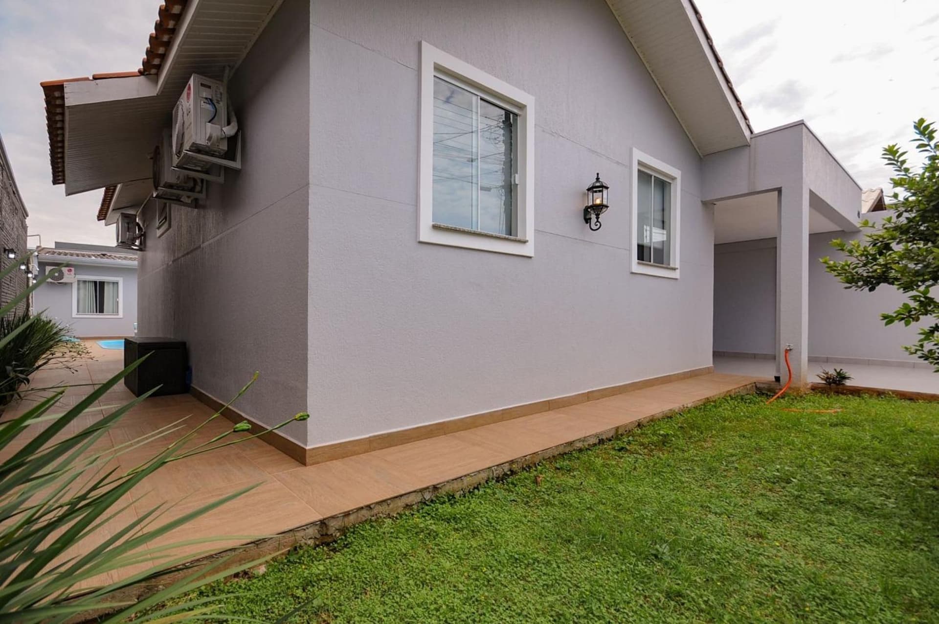 12 hóspedes - PISCINA tratamento com água salgada - Cozinha GOURMET - 4 QUARTOS - 3 BANHEIROS - GARAGEM - ESCRITORIO - 2,1 km do Cataratas JL Shopping
