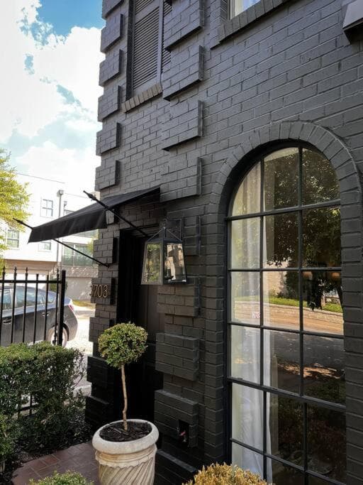 Mr. Nomad: Artistic Abode in Uptown