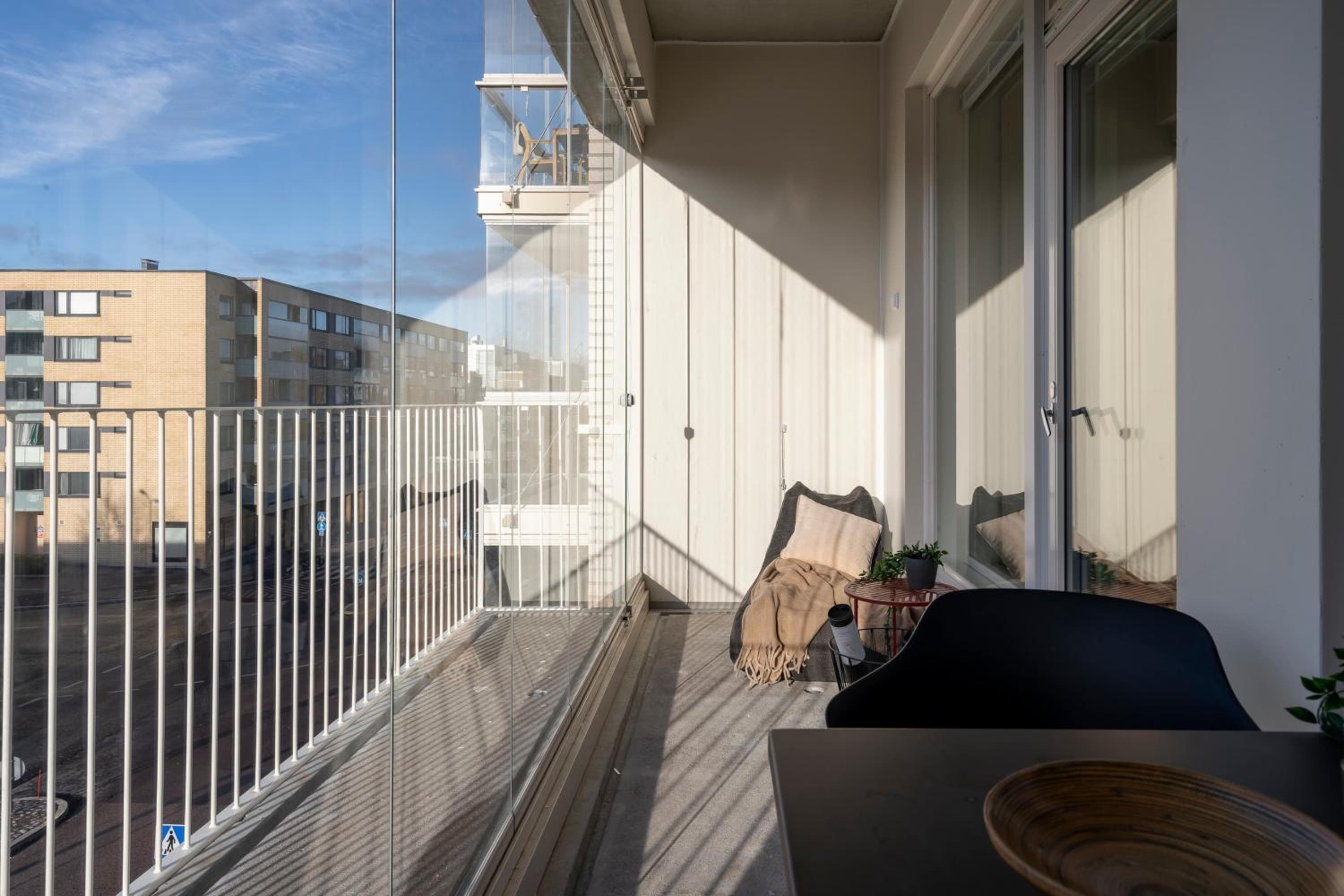 Jewelbox in Vantaa, free parking, 15 mins to Helsinki Vantaa Airport by train