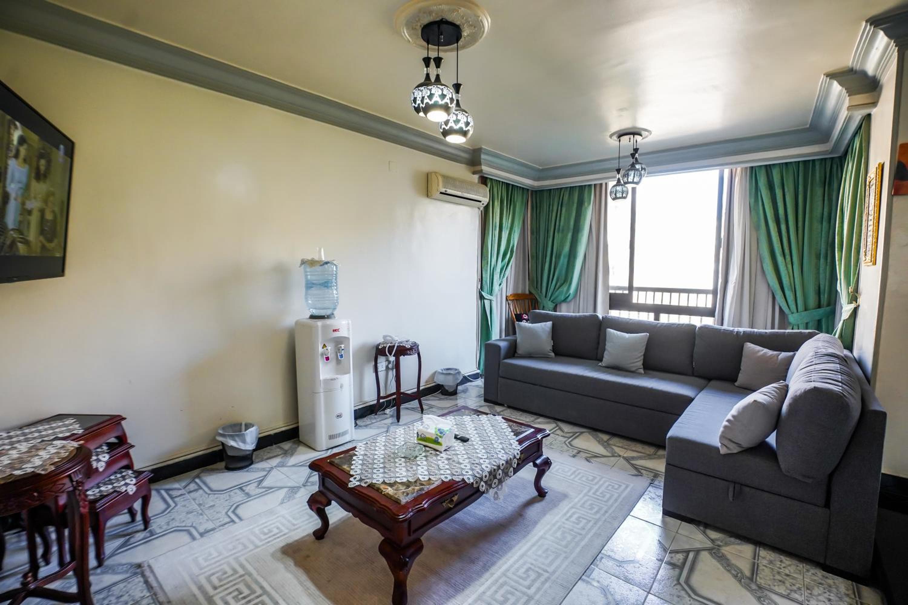 2 Bedrooms Spacious flat 7 mins to Airport