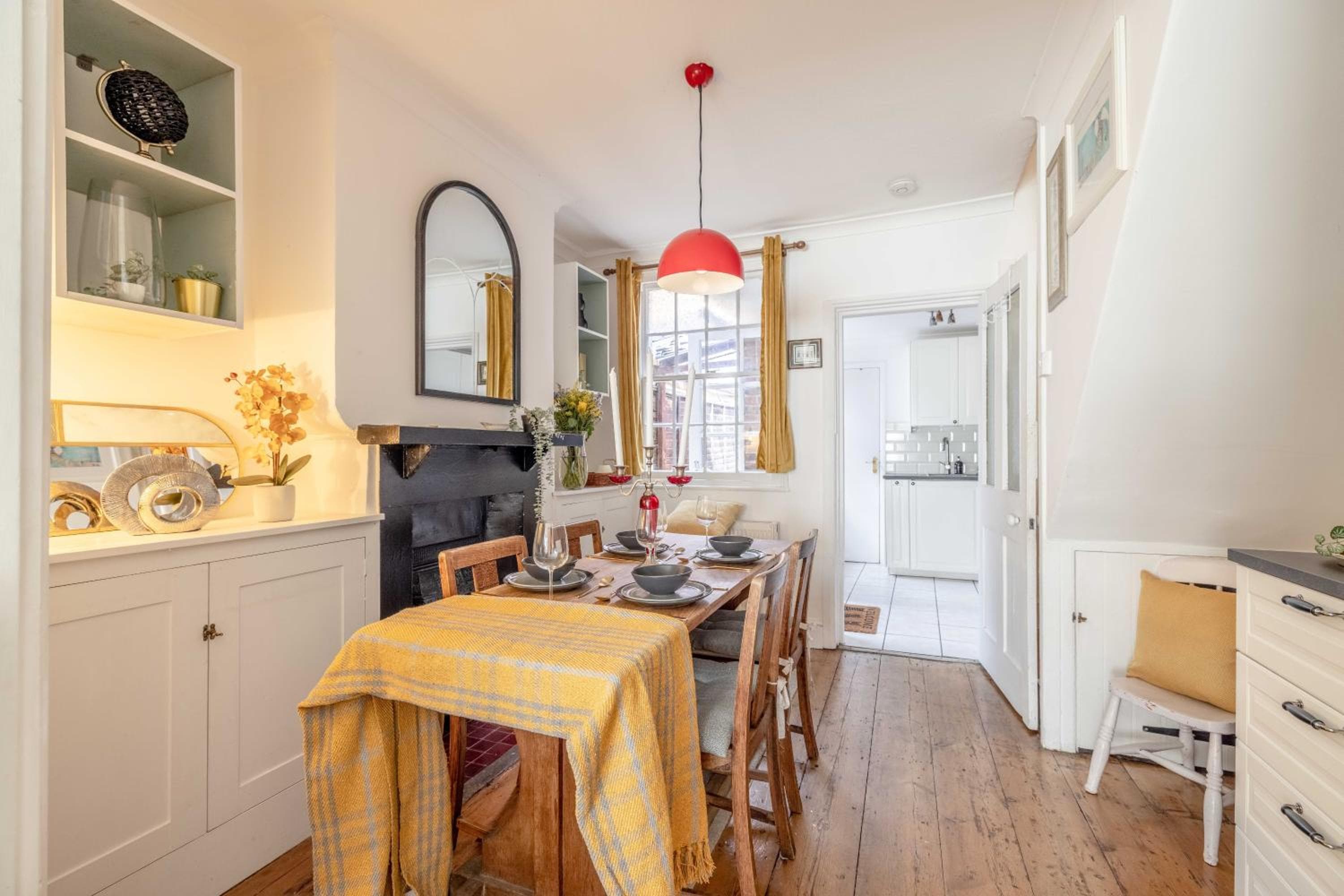 Royal Windsor Castle Cottage with alfresco dining and parking SL4 2 bed 1 bath characterful (6 occupancy)