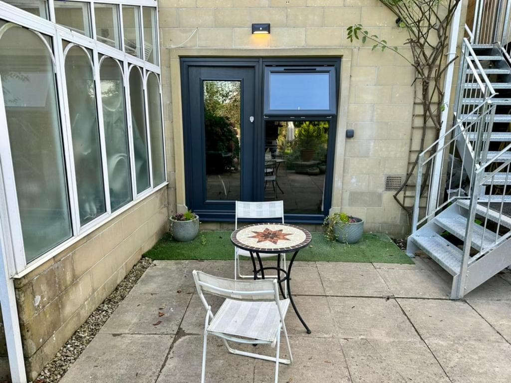 The Retreat, luxury studio apartment in Bath with parking