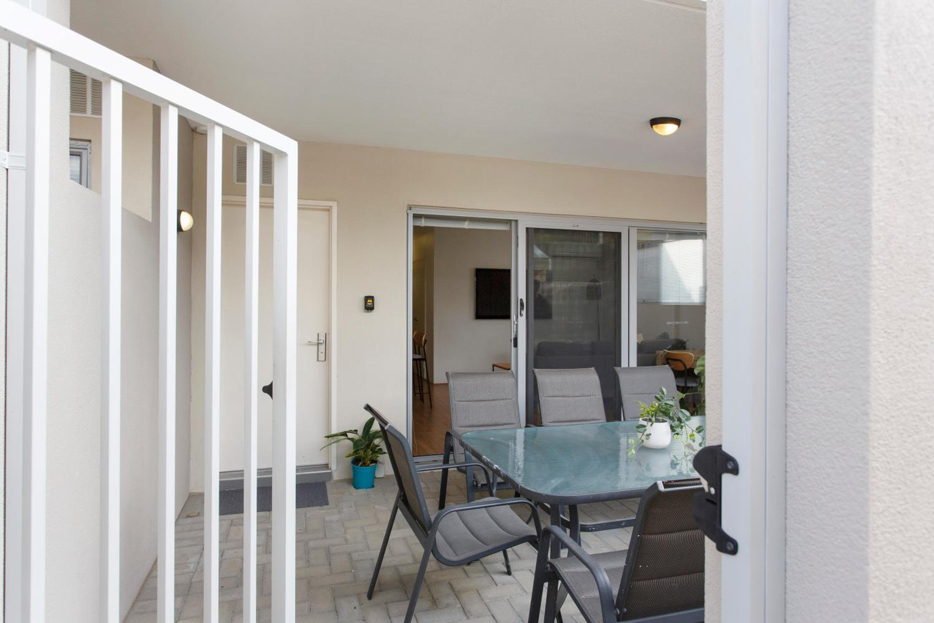 Suburban Living - 2 bedroom apartment Victoria Park