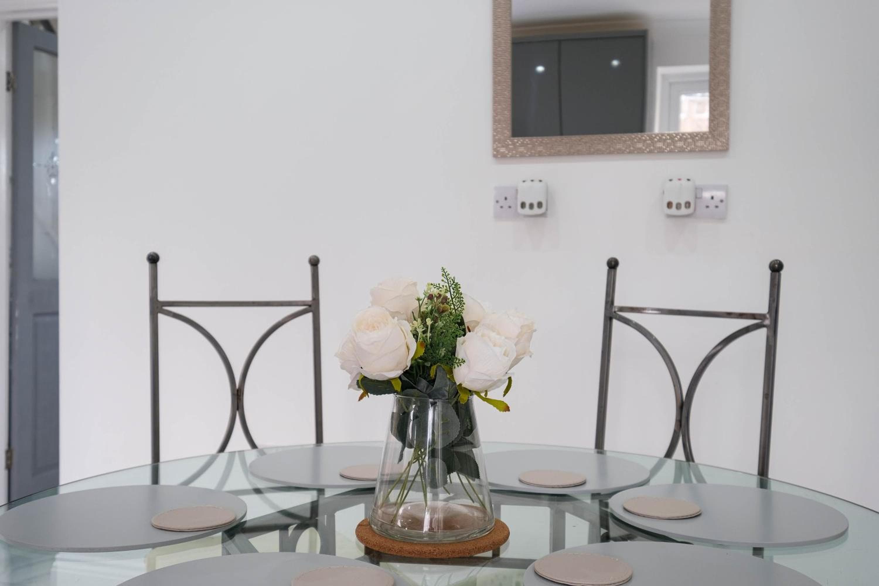 3 Bedroom House with Parking in Windsor - Family and Contractor friendly