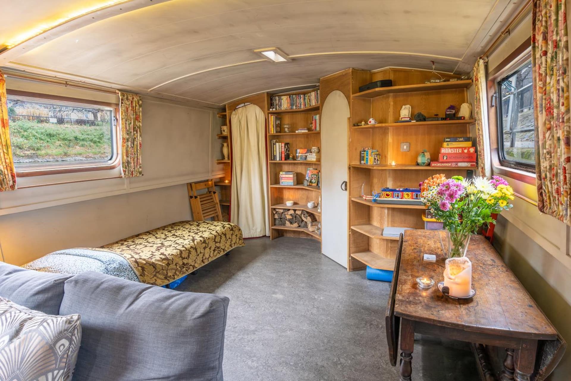 Off-Grid Living on Spacious Widebeam