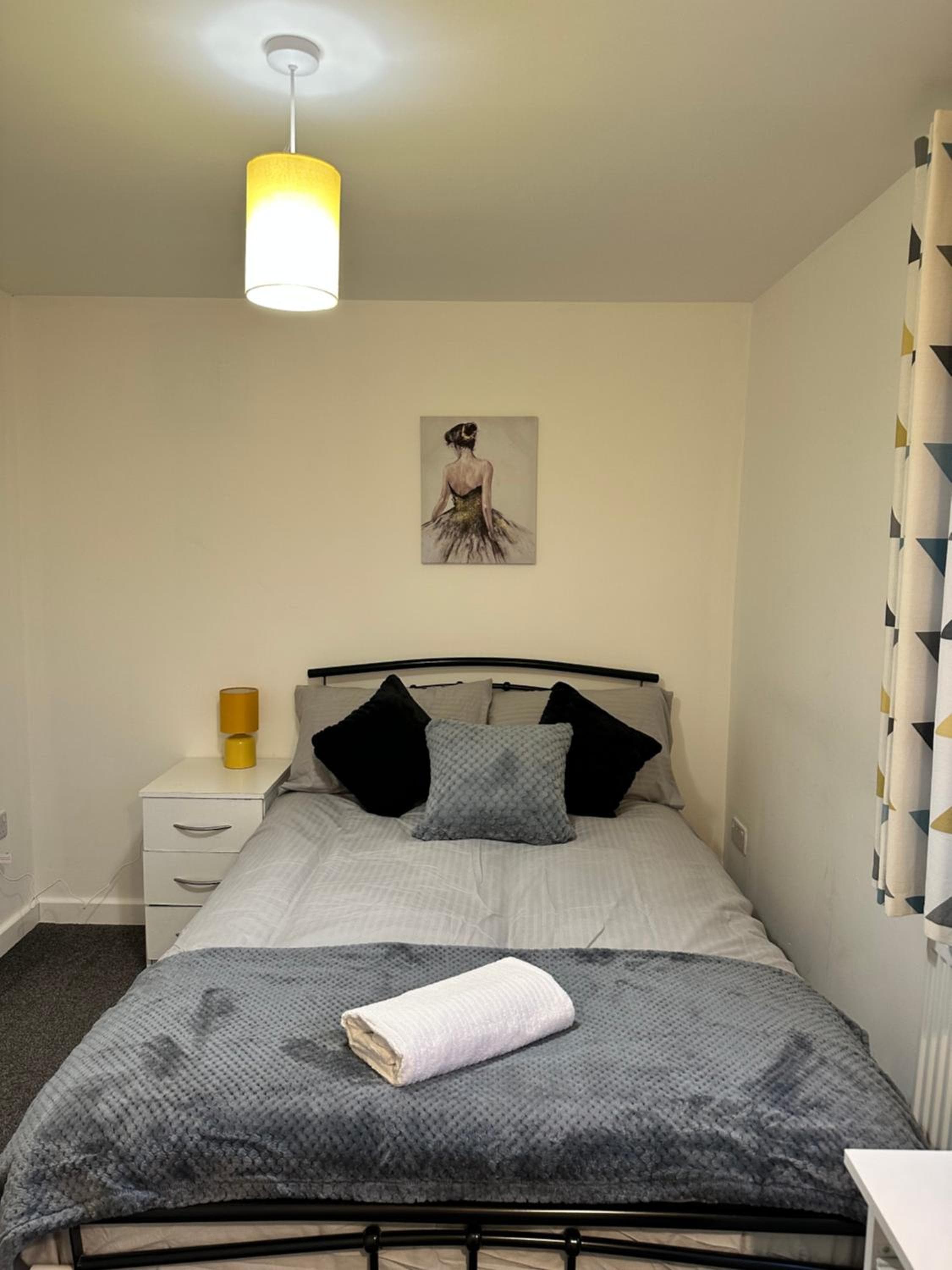 Lovely Town house Room 4