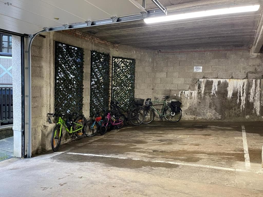 Edinburgh - apartment with balcony and secure garage parking
