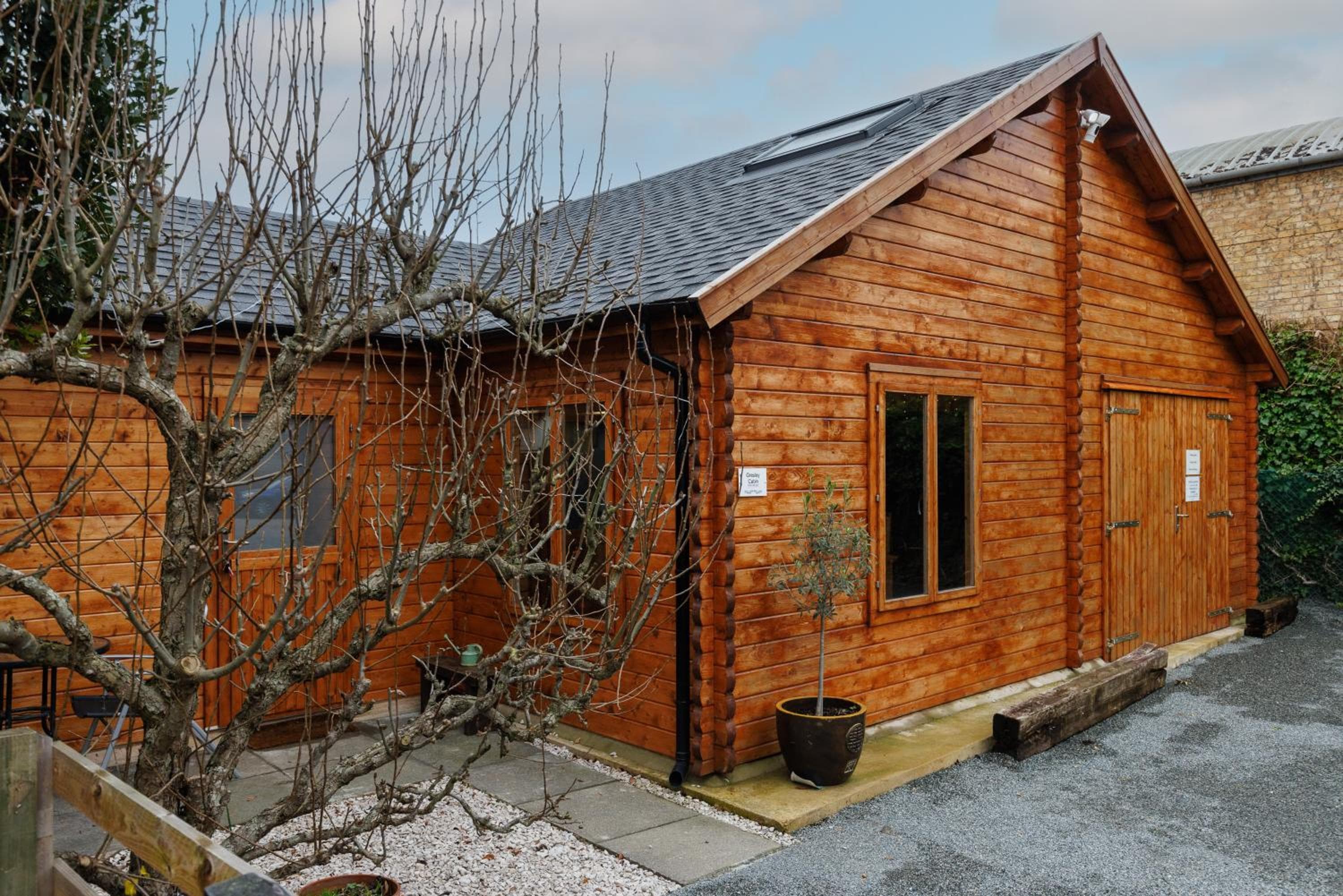 Spacious Cabin EVCharger and free Parking near Cambridge