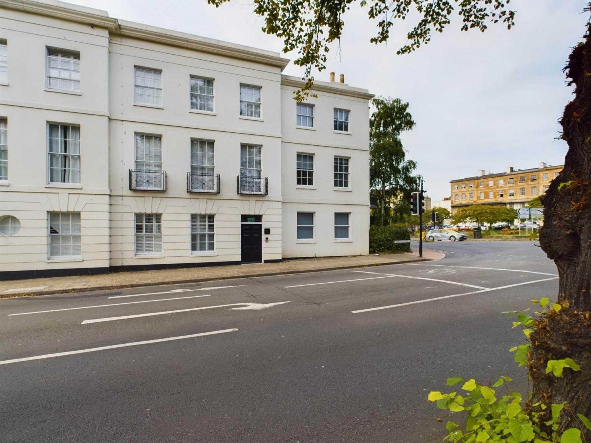 Stylish SunningEnd 1-Bed Apartment in Town Centre with Parking