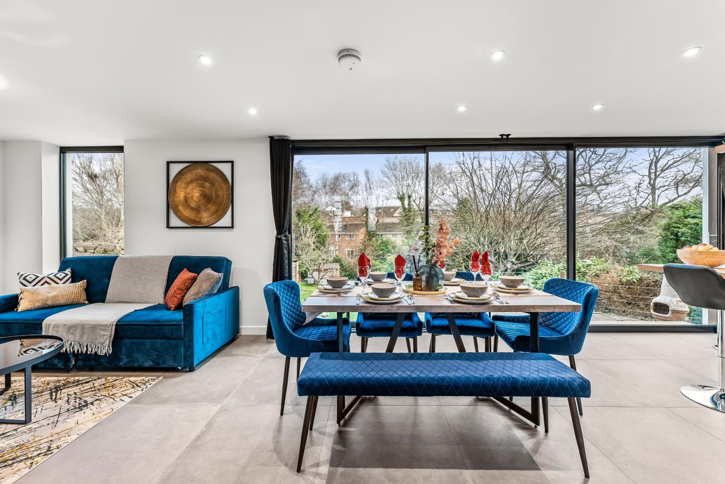 Elegant Retreat in Cheltenham - Garden & Parking Included