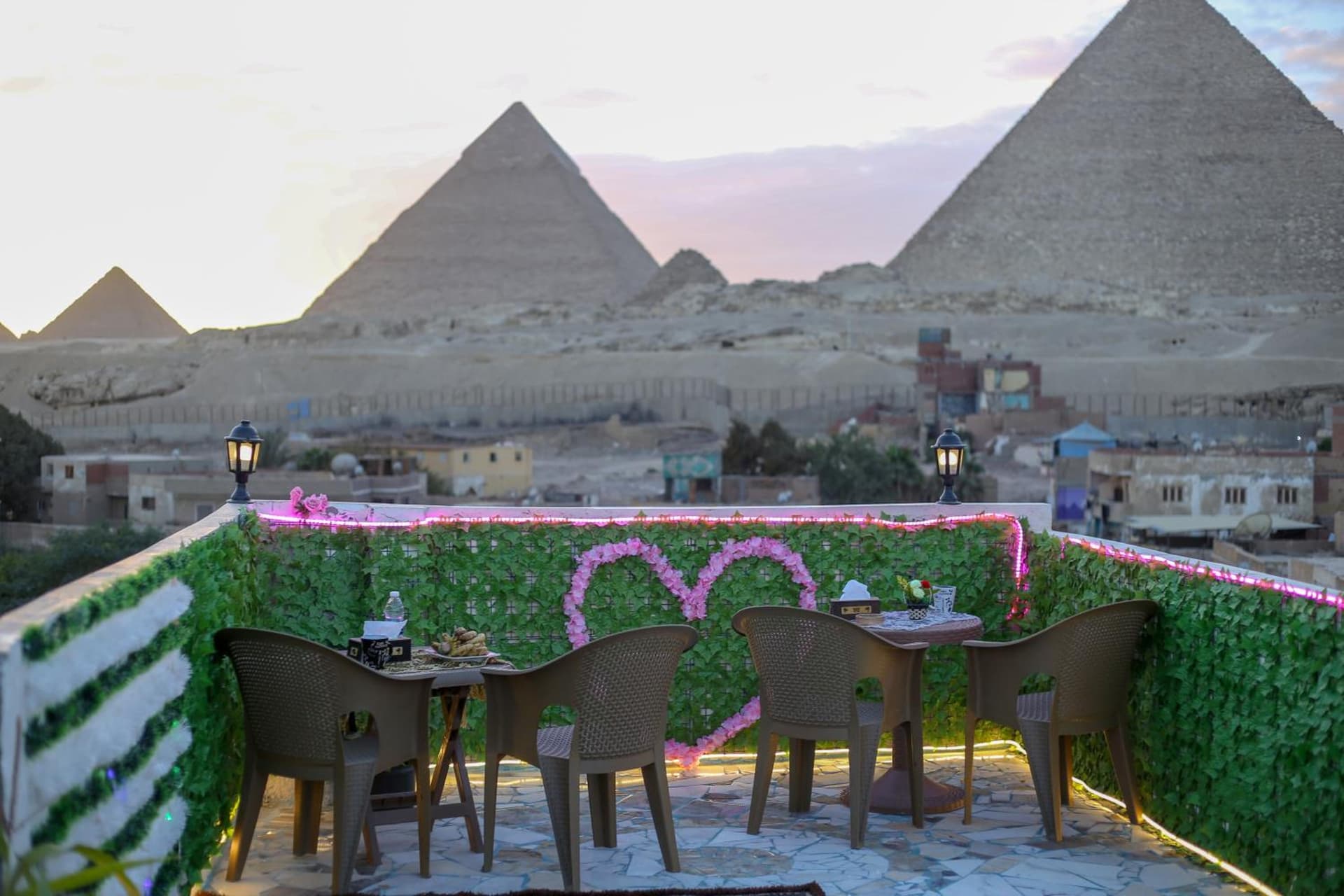 pyramids show inn