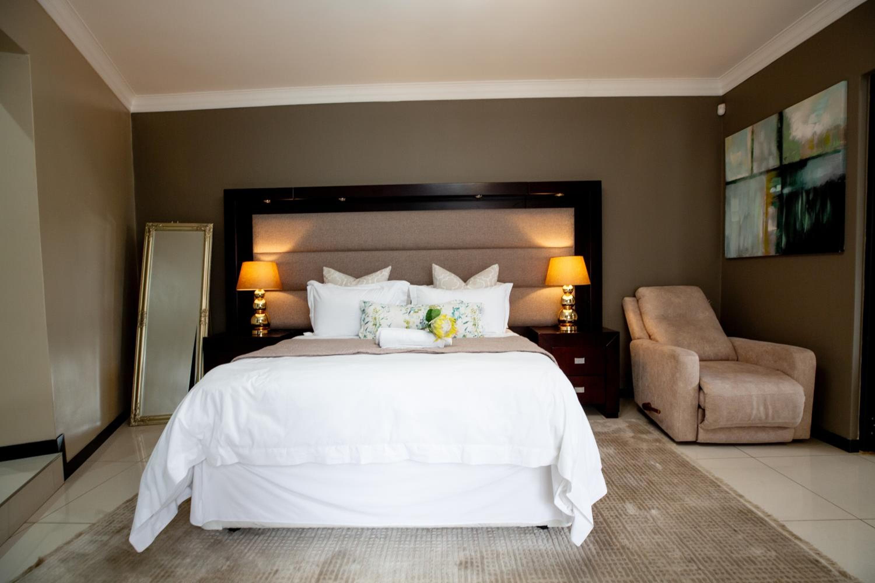 URlyfstyle 5 bedrooms 10km from OR Tambo Int Airport