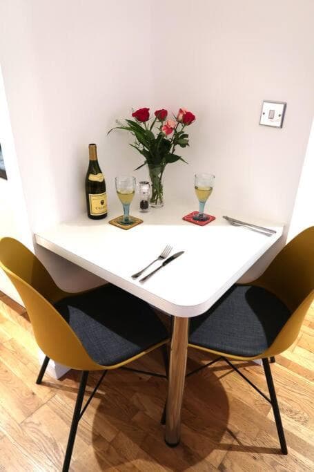 ***Spotless, Bright 1 Double Bed Apartment***