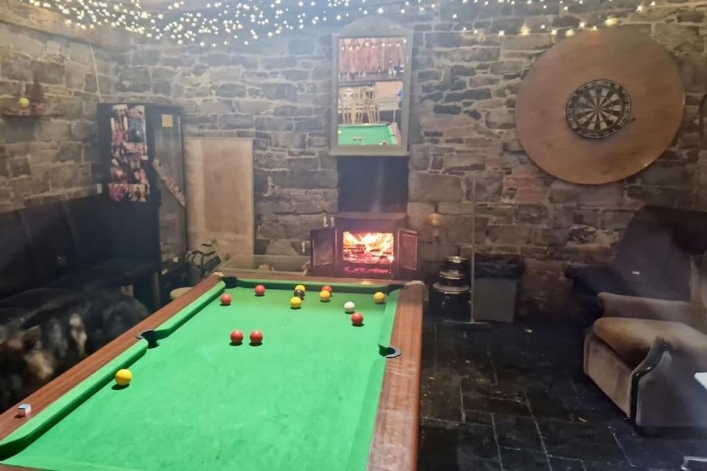 Moig Lodge - 7 Bedroom - 13 Bed - Sleeps 20 Barn Conversion