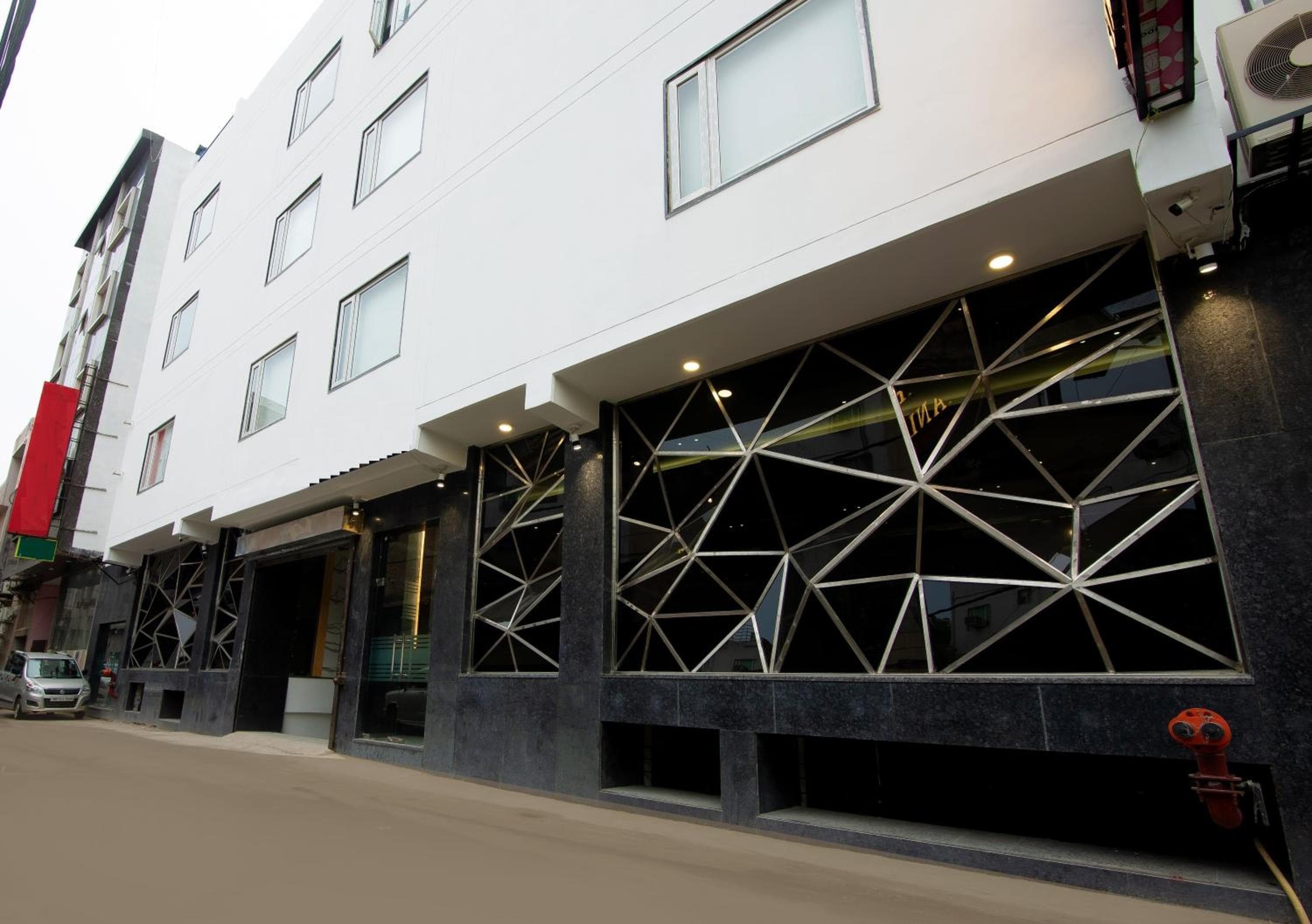 The Elevate Hotel Near Terminal 3 Delhi Airport With- Free Airport Pickup