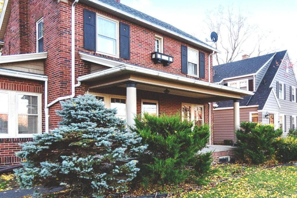 Exclusive Ottawa Hills Private Home, Garage, WD, Gourmet Equipped kitchen, Netflix