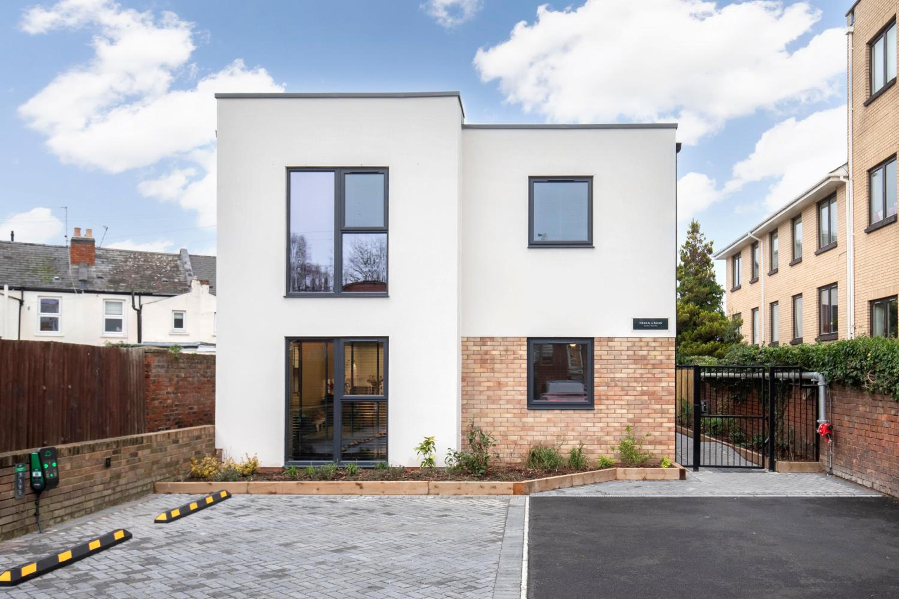 Elliot Oliver - Exquisite Two Bedroom Apartment With Garden, Parking & EV Charger