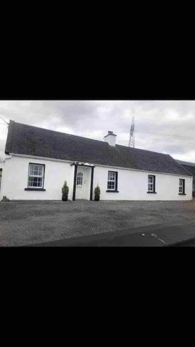 Cheerful 3 bedroom country farm house