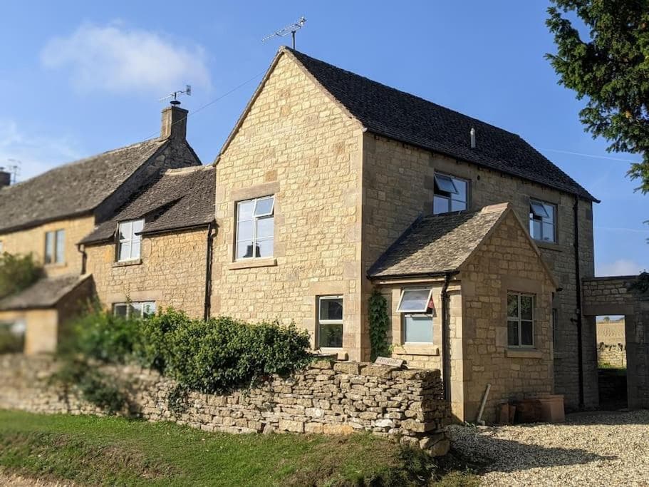 Stylish 3 bed Cotswold cottage with stunning views