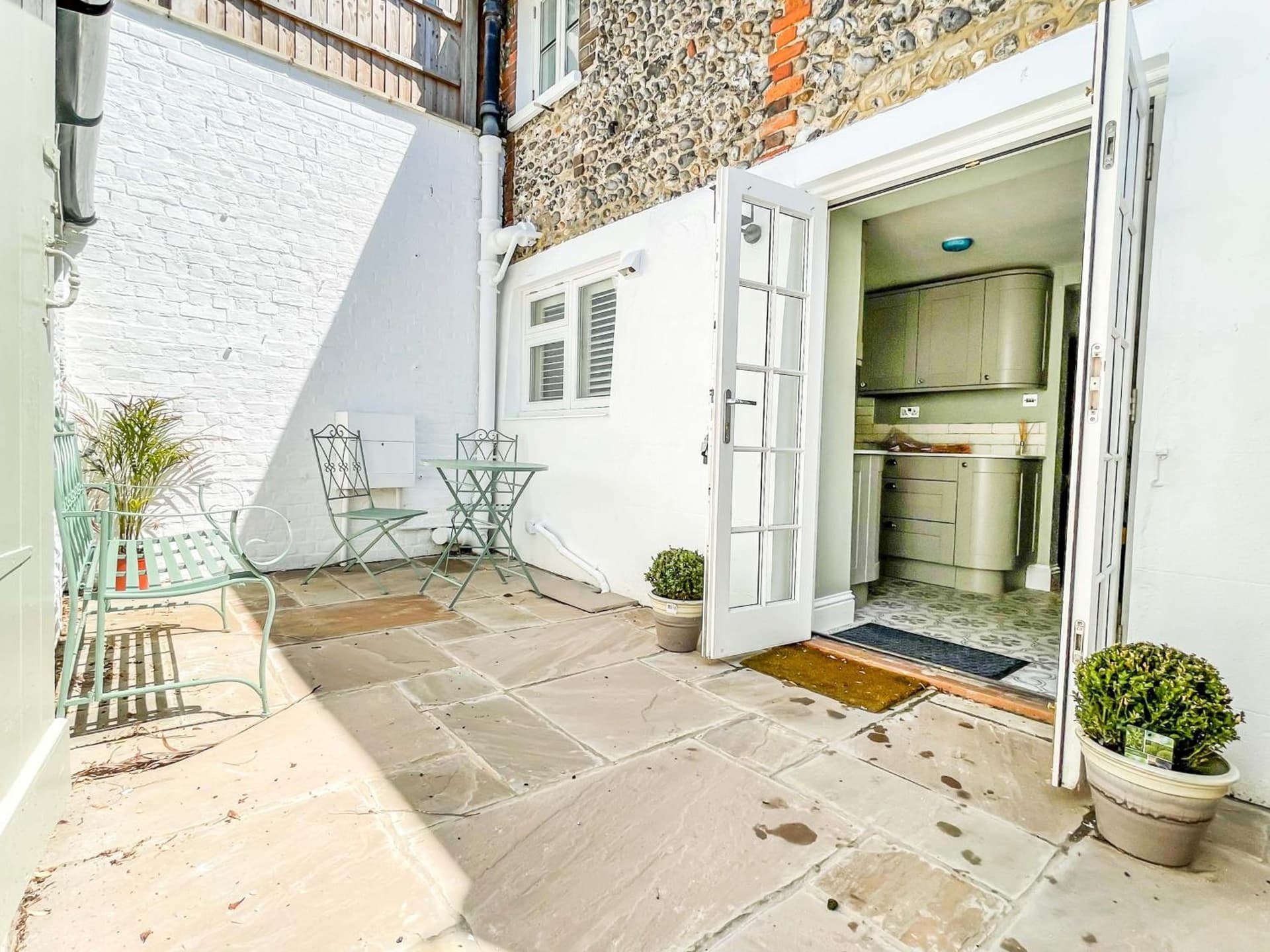 Beautiful 2 Bedroom Cottage with Private Courtyard in Arundel Centre