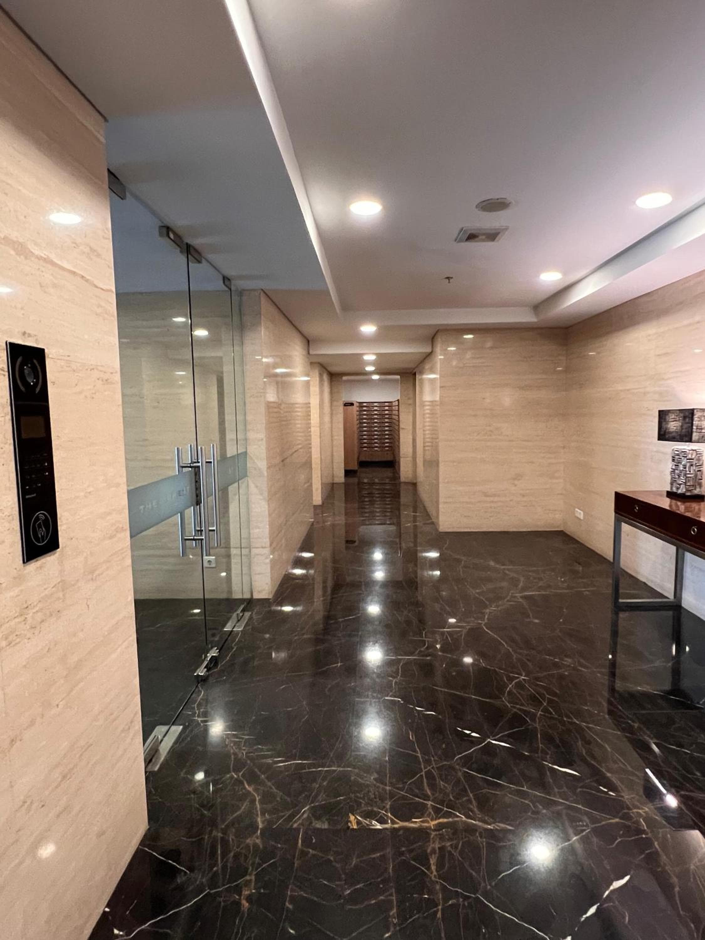 West Vista Apartment JKT Modern Design w/55” TV and 40/mbps Wi-fi