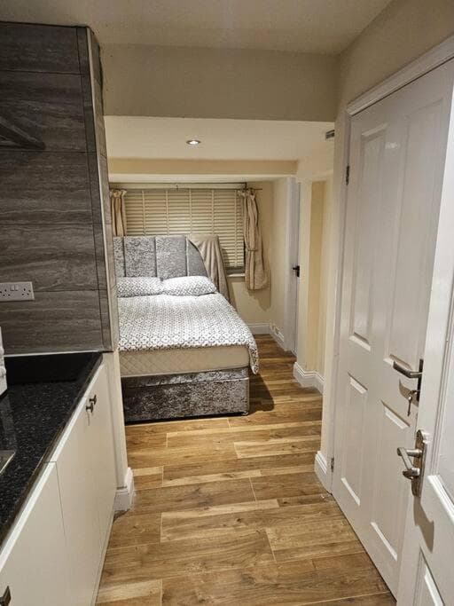 Entire en-suite room in Windsor home with free parking