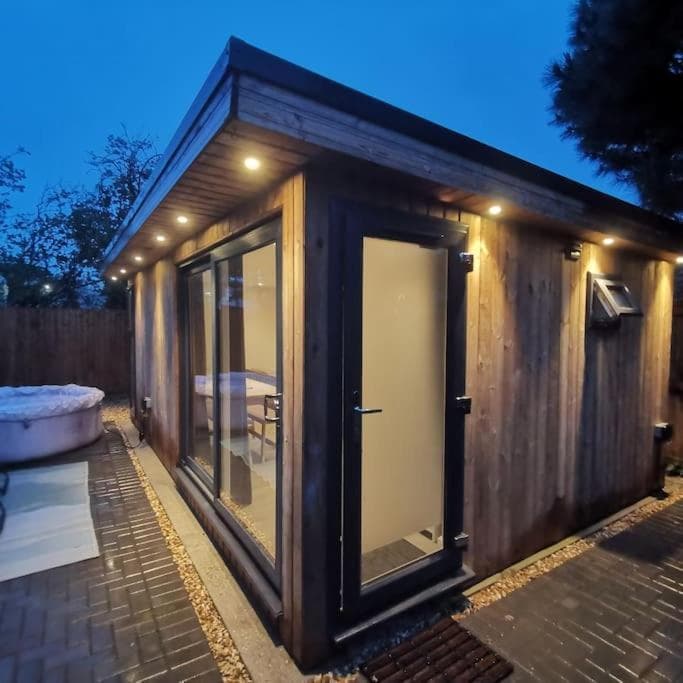 Luxury Cabin with Hot-Tub & Cold Plunge!