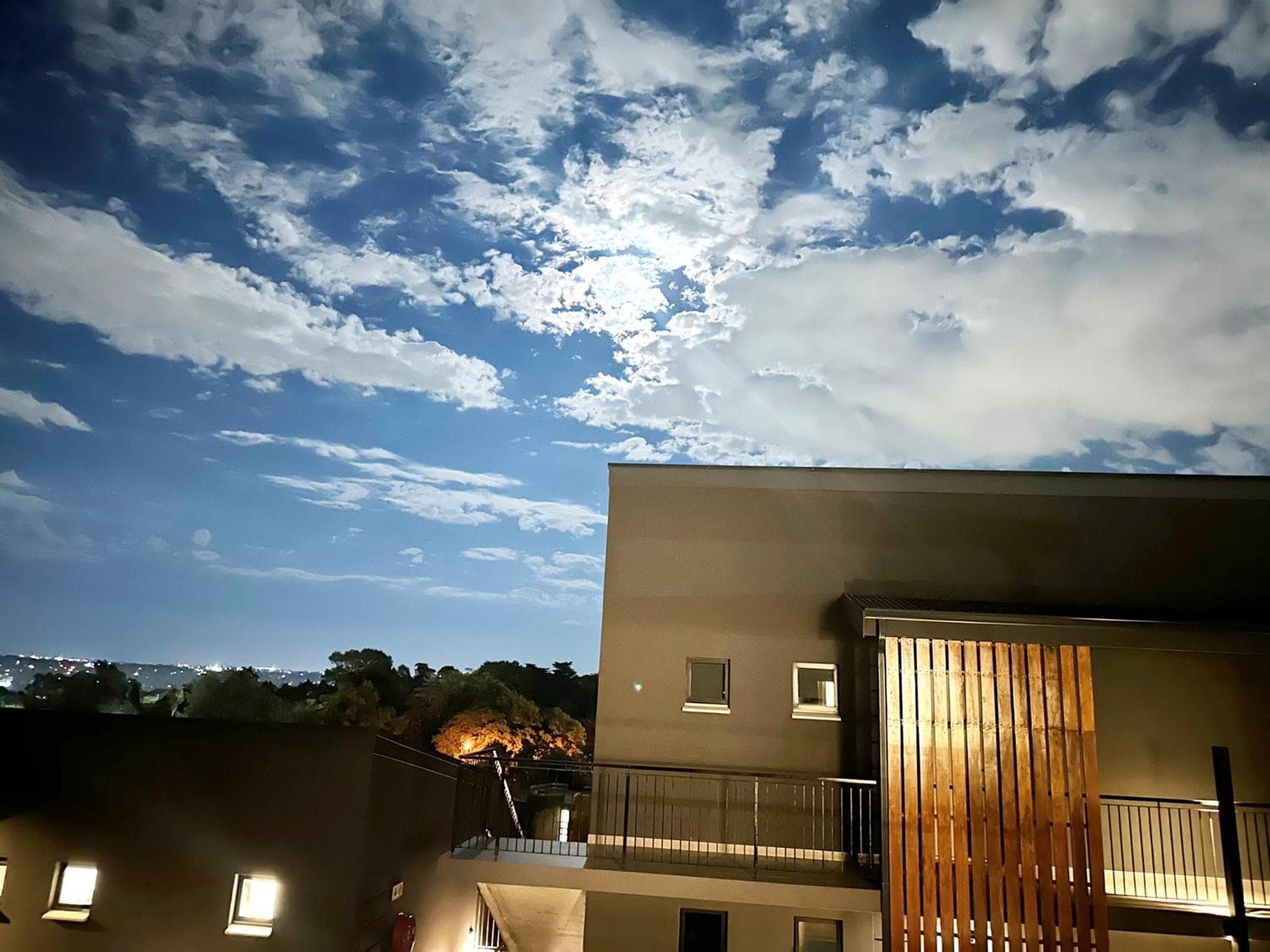 Hyde Park Sandton Luxury 2BR Top Floor