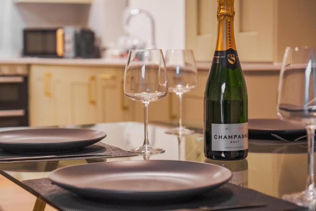 Modern 2 Bed Ground Floor - Private Parking - By Tempstay