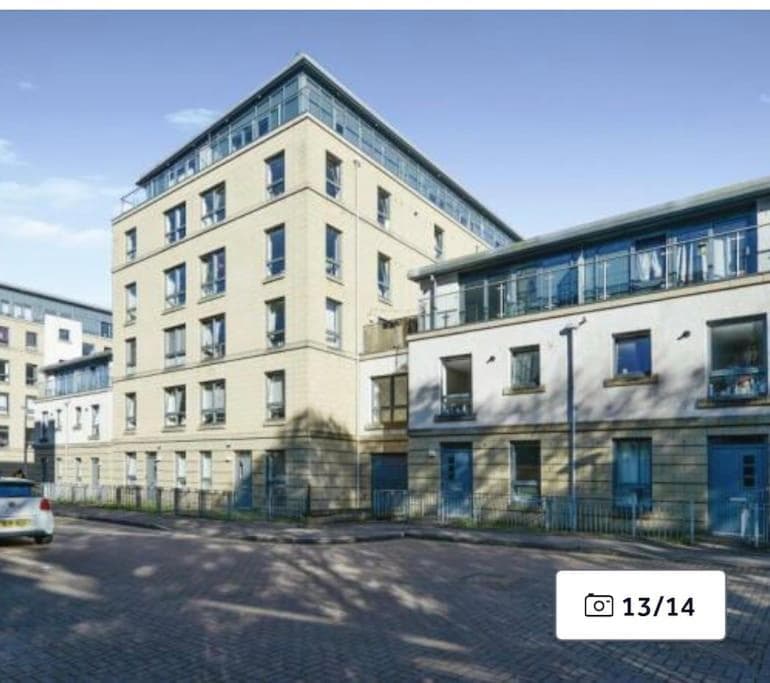 Modern Edinburgh Apartment 2 bedrooms & two bathrooms