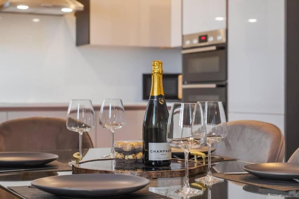Luxury Penthouse - Castle Views - 2 Bed & Parking - By Tempstay