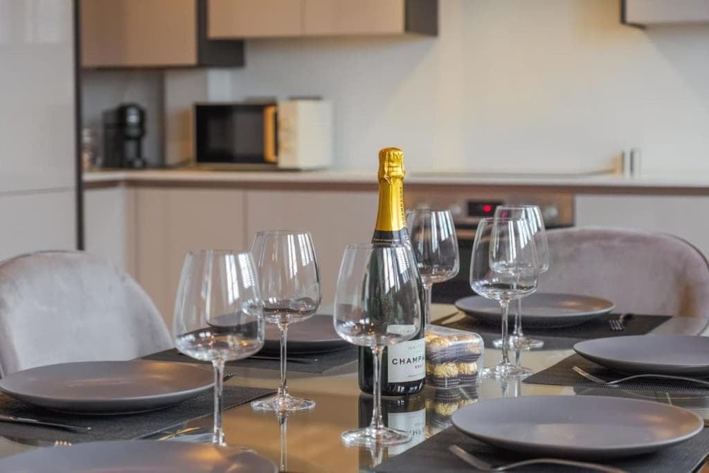 Spacious Luxury Penthouse, 2BR, Private Parking - By Tempstay