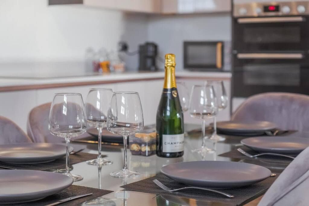 2BR Luxury Penthouse, Cinema Room, Private Parking - By Tempstay