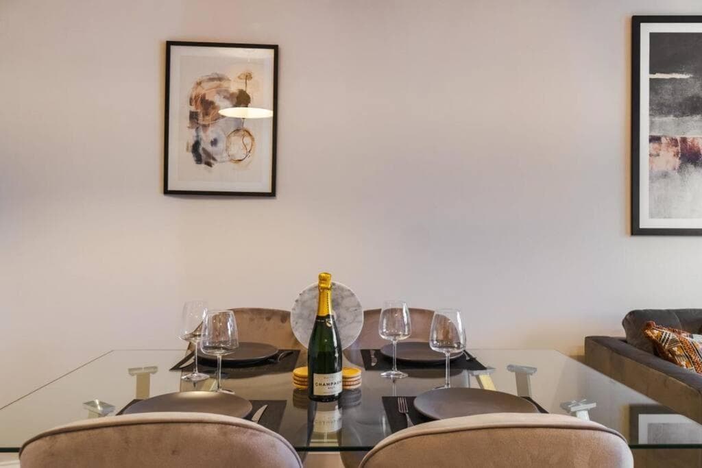 2BED 2BATH Bliss, Private Parking - By Tempstay
