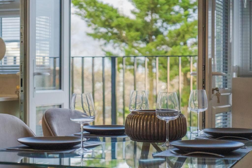 Chic 2 Bed Flat - Balcony - Allocated Parking - By Tempstay