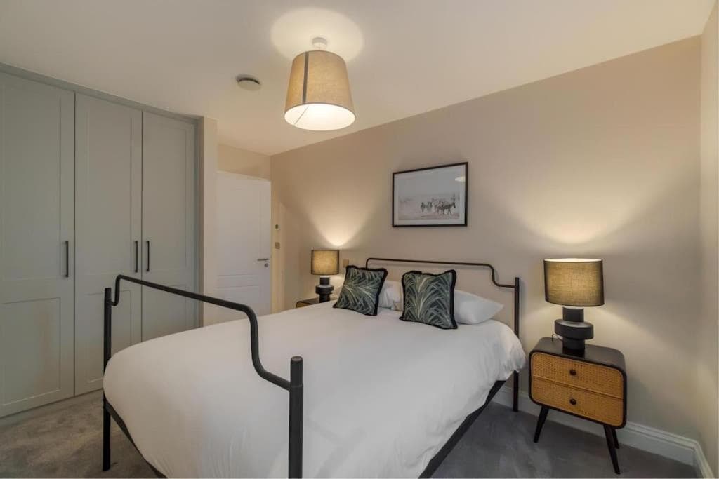 Stylish 2 Bed 2 Bath Apartment - Allocated Parking - By Tempstay