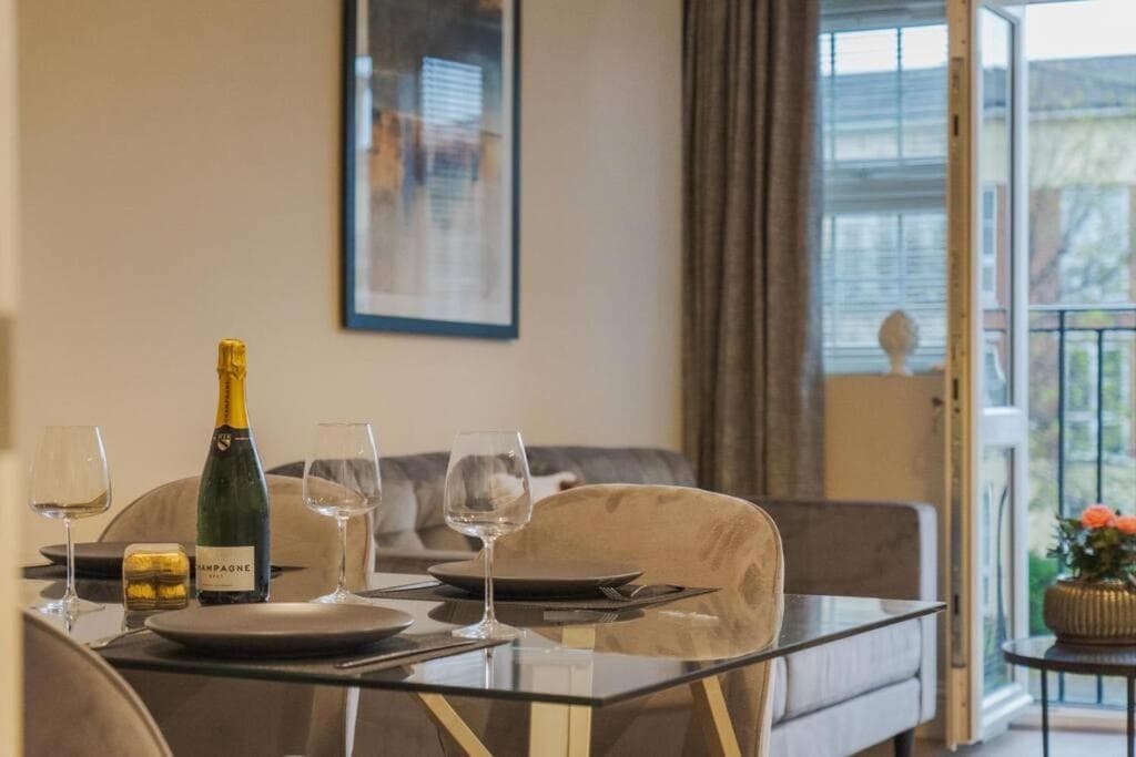 Modern 2 Bed Apartment - Allocated Parking - By Tempstay
