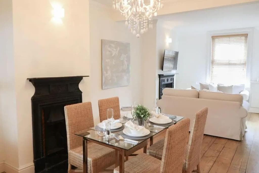 Charming 2-Bed in Windsor: Walk to all the sites!