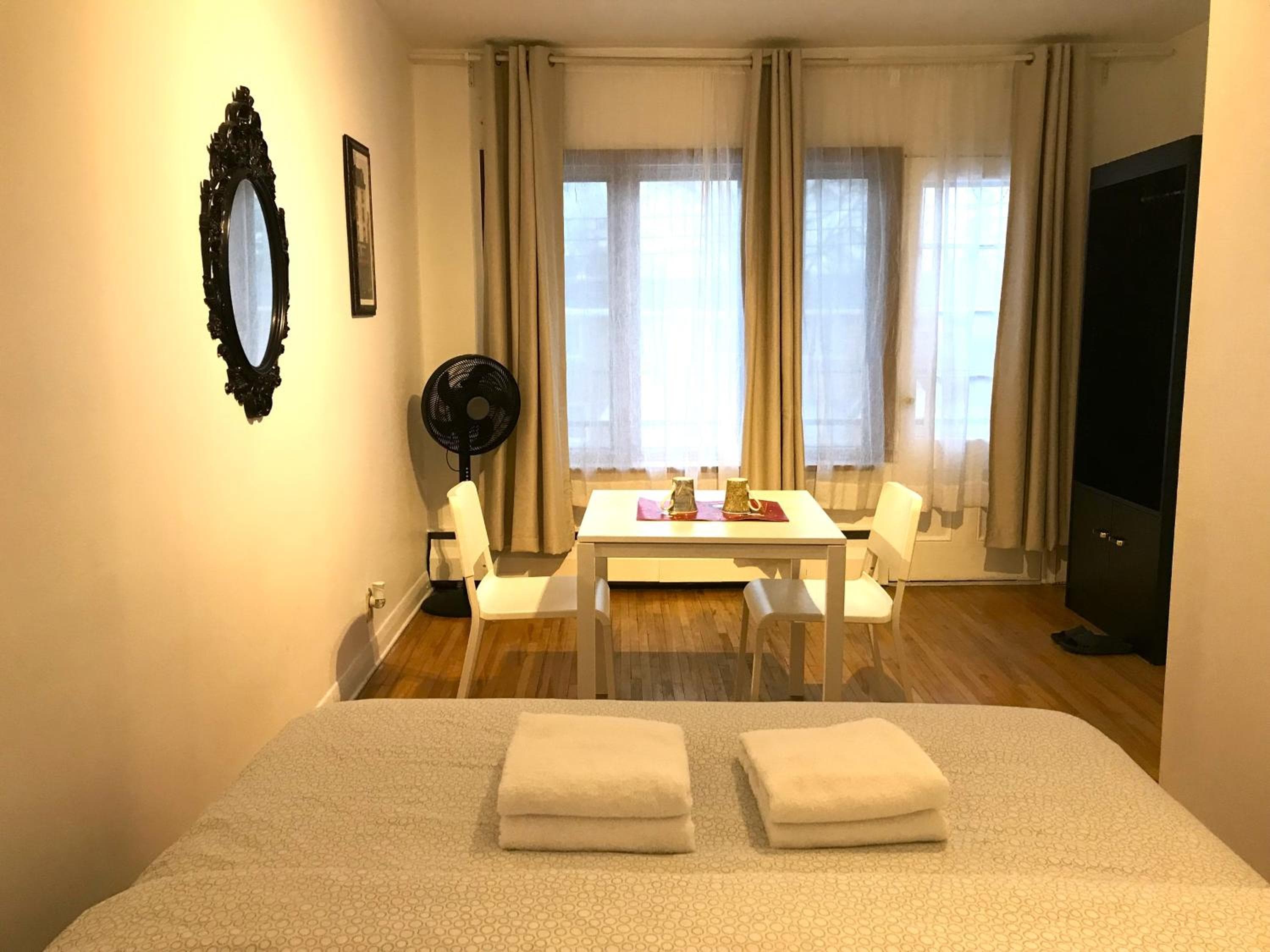 Big Private Room MidMontreal next to station metro - Parking free