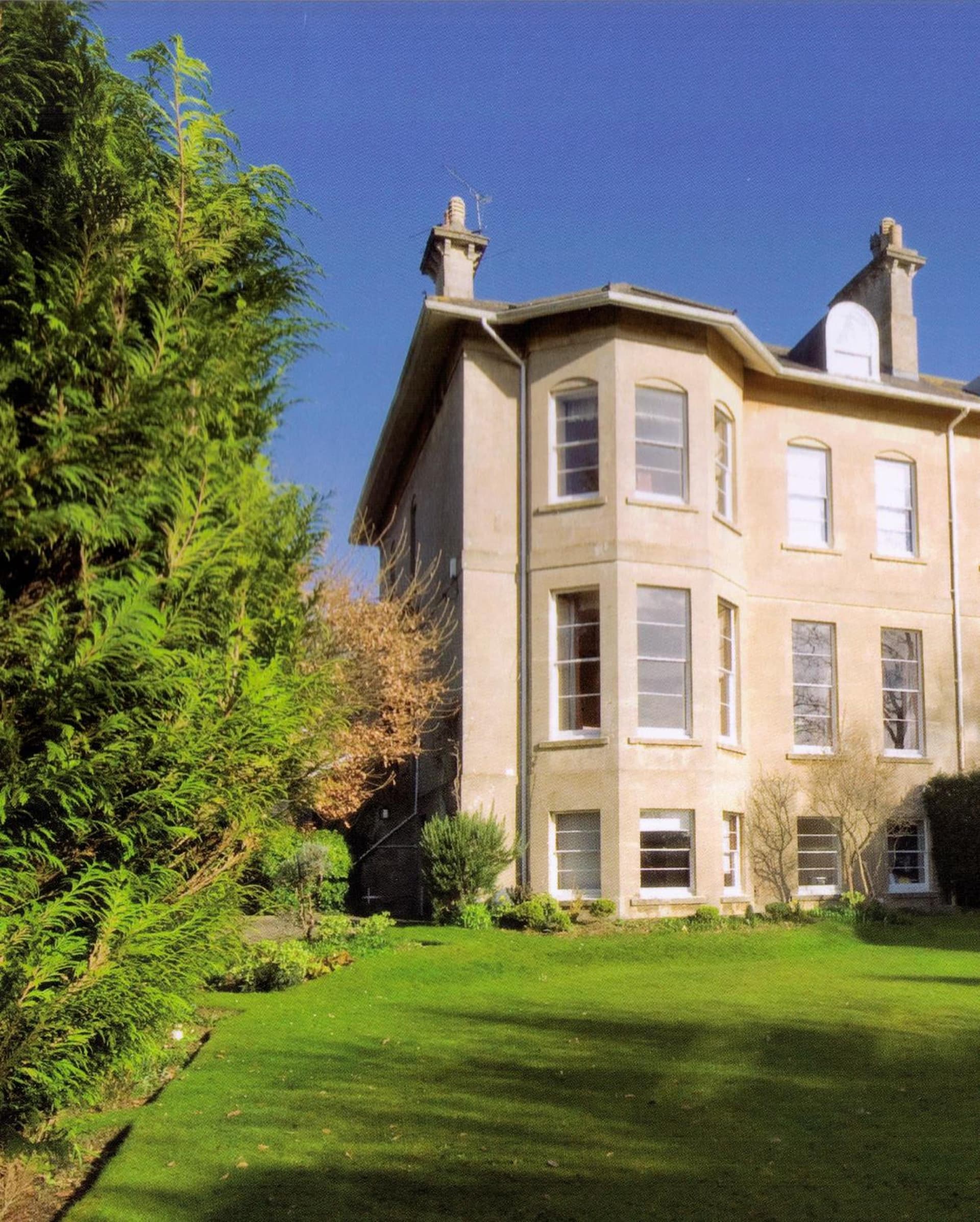 Luxury one bed garden flat-private parking