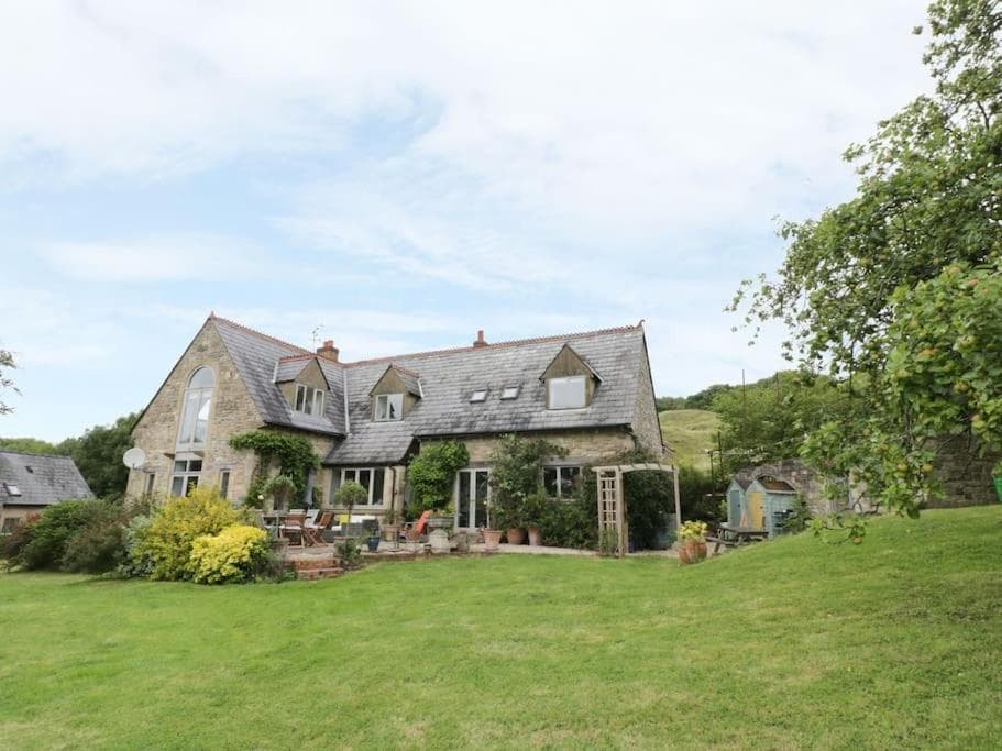 Spacious rural Cotswolds family home with mod-cons!