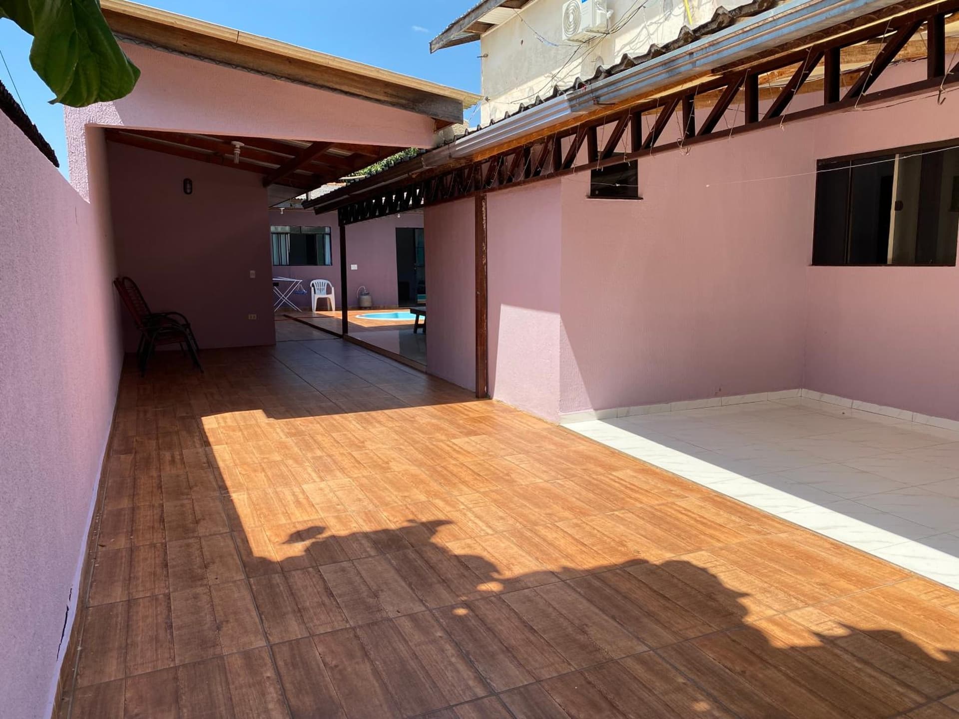Casa c/ piscina e edícula