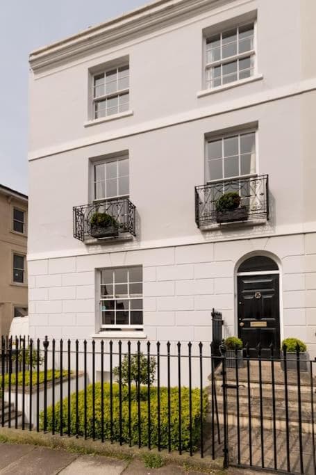 Four bedroom townhouse in famous Suffolks area