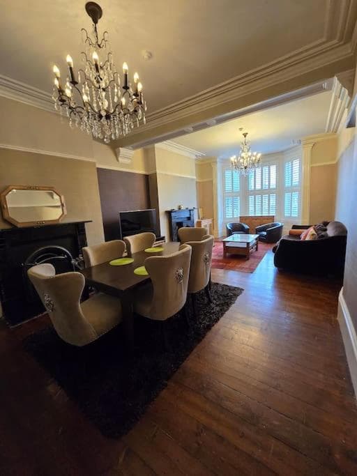 Ashton house/ Townhouse Apartment