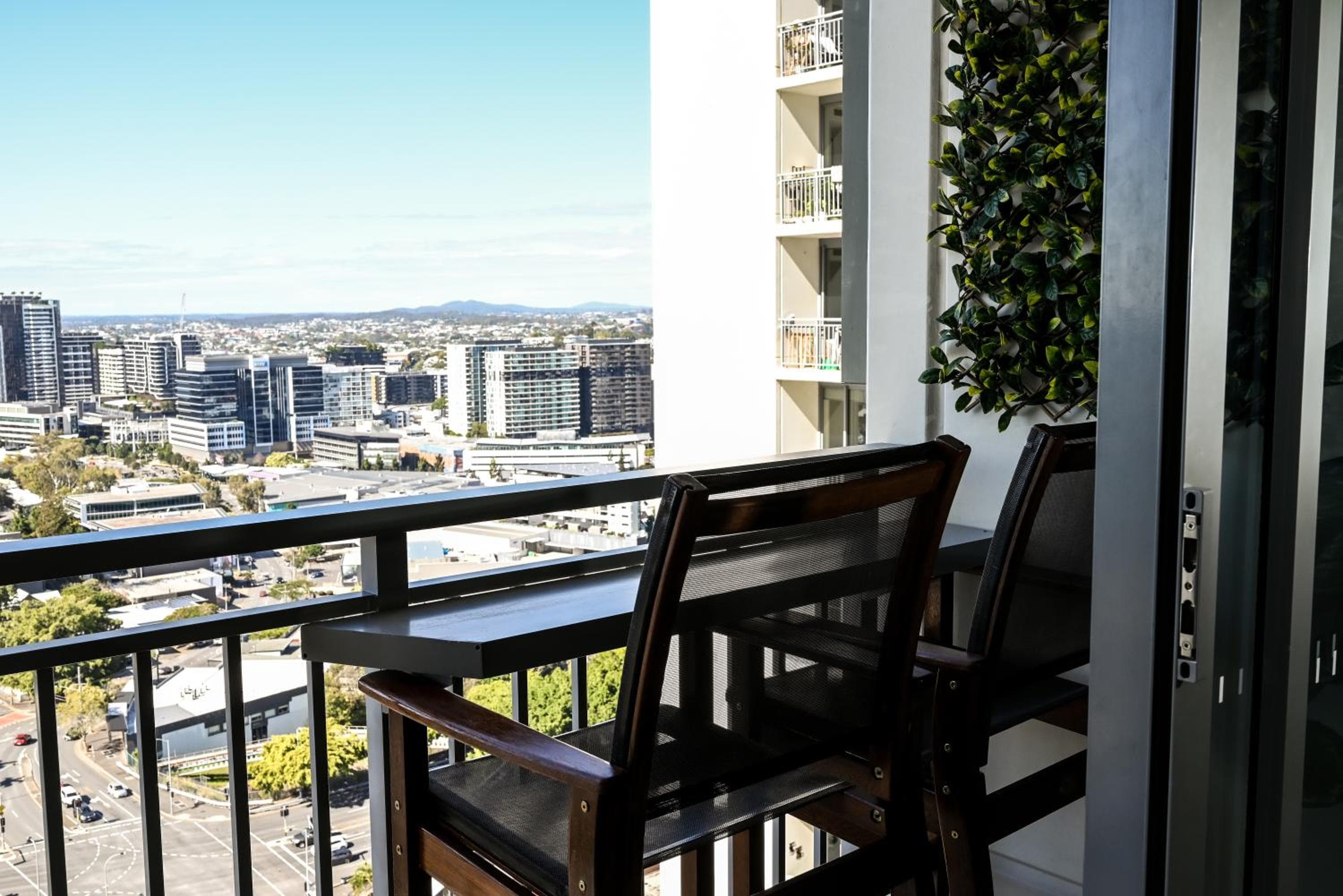 River view apartment in Brisbane with parking