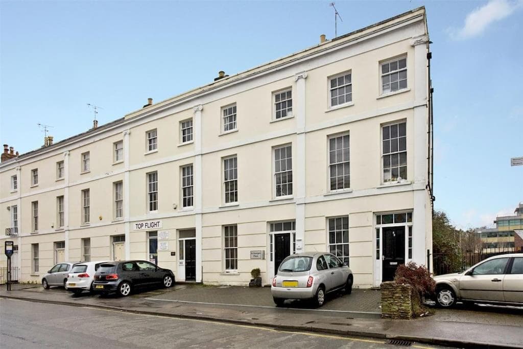 Apartment in the heart of Cheltenham/ Parking