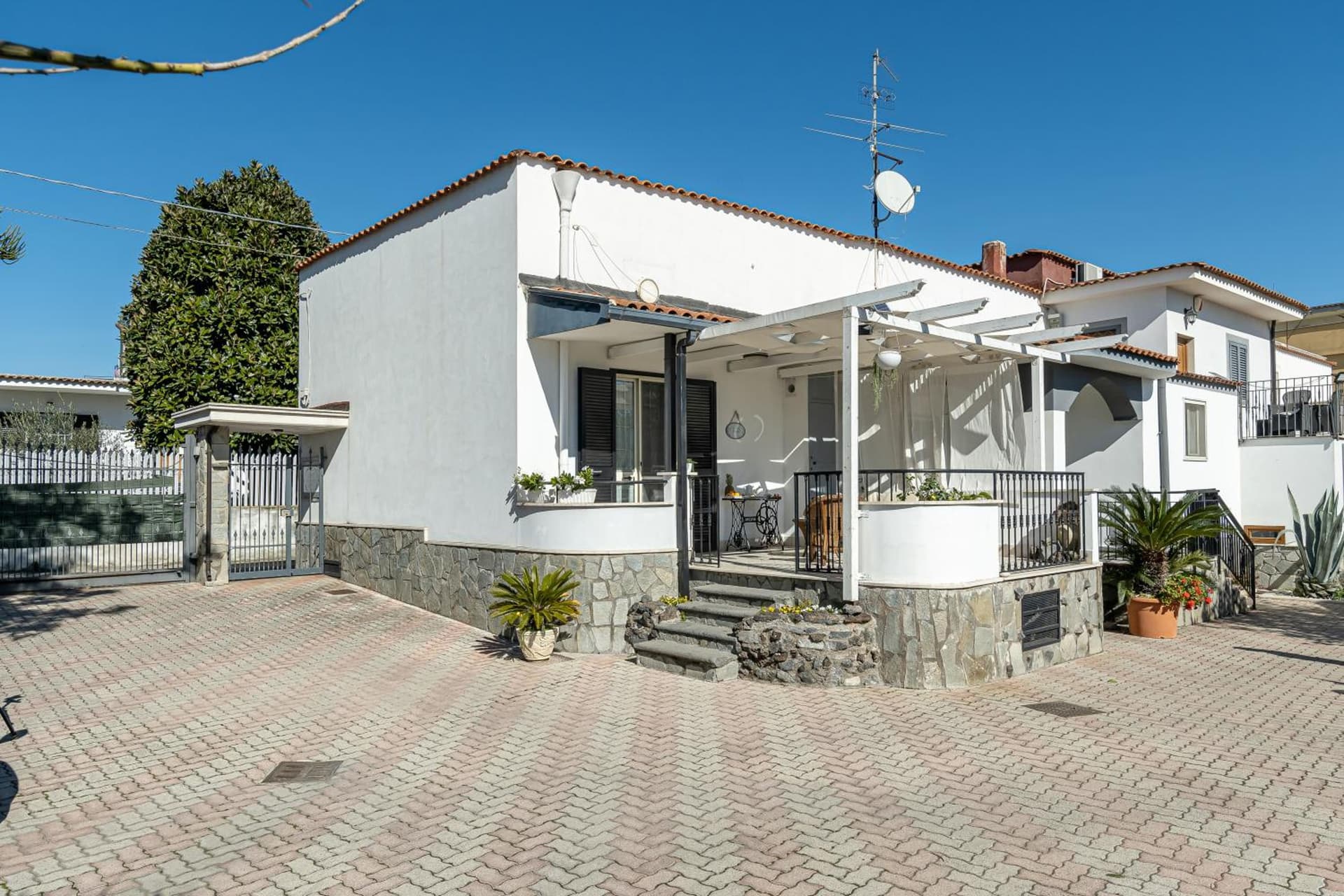B&B VESUVIAN STONE