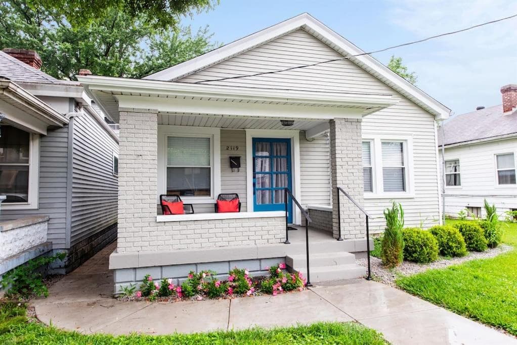 2BR Haven: Remodeled Gem!