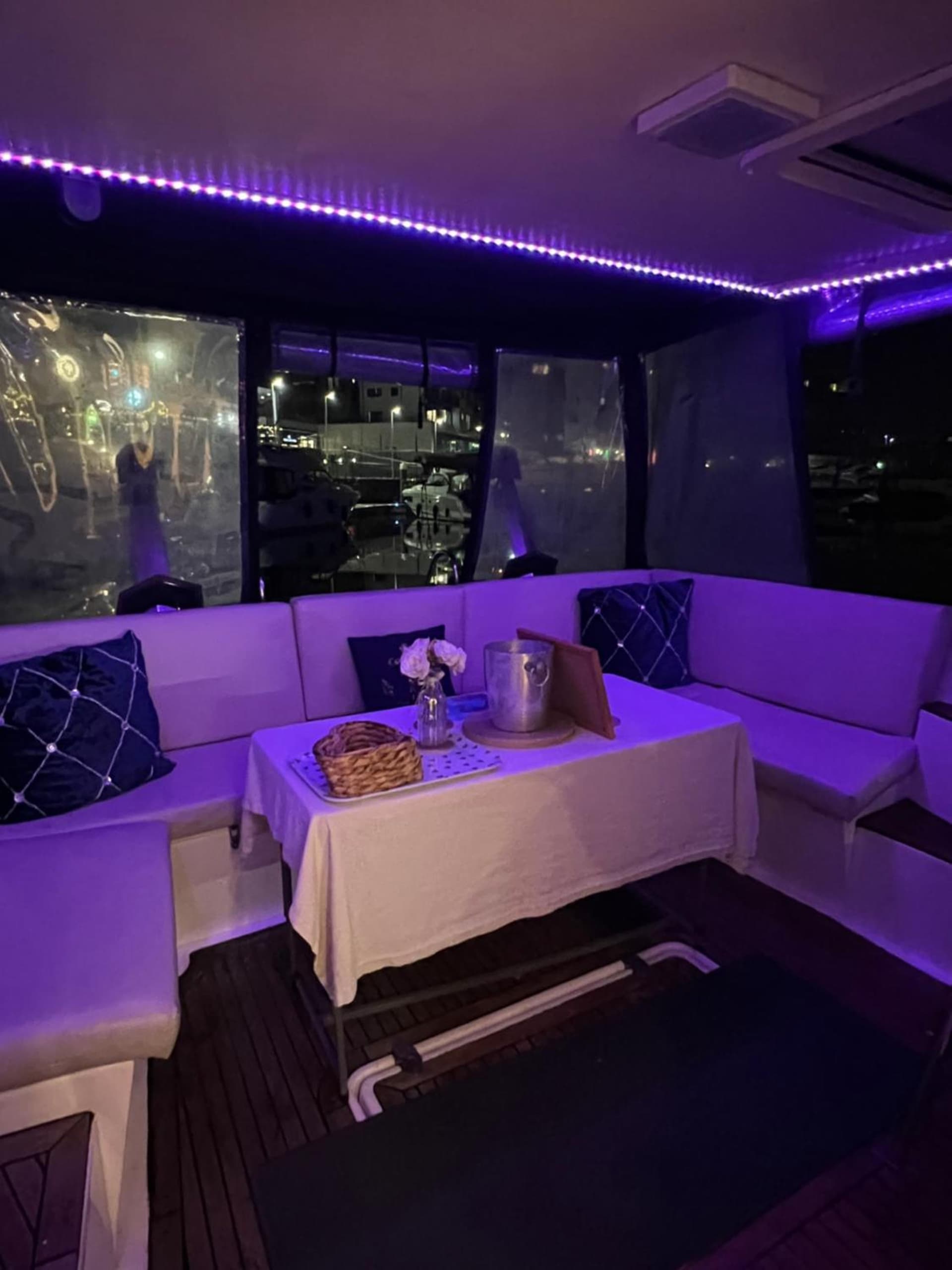 LUXURY 40 FOOT YACHT ON 5 STAR OCEAN VILLAGE MARINA SOUTHAMPTON - minutes away from city centre and cruise terminals - Free parking included
